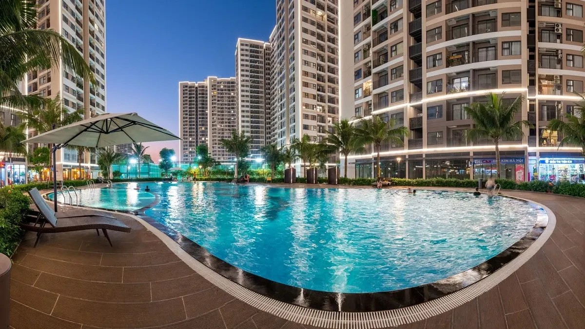Bể bơi cá voi xanh về đêm tại đại phân khu The Ocean View
